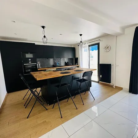 Large F3, Beach, Center Антіб